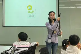 一些贴纸，也许就能改变一只小鸟的命运！防鸟撞科普活动举行，小朋友为玻璃贴上防鸟撞贴纸图片