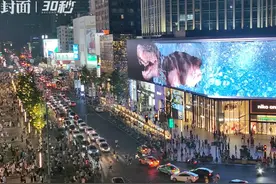 30秒 | 侏罗纪大恐龙冲出大屏，科技感爆棚！成都又添网红打卡地图片