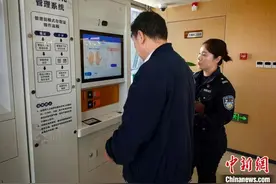 北京警方打造“智慧”警务 多功能自助一体机试点运行图片