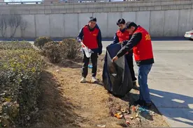 弘扬新时代雷锋精神 美化城市环境图片
