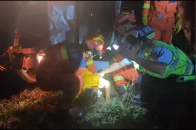 荆州石首一货车侧翻司机被困 消防紧急救援图片