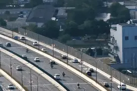 8辆摩托车“组队”上高架，交警：驶不得！图片