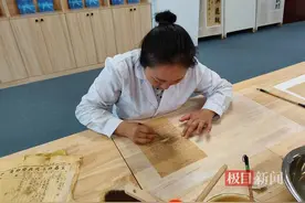 毛笔、喷壶、刷子、镊子，还会用到熨斗!老档案是这样修复的图片