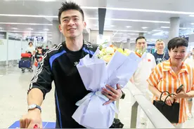 奥运冠军郑思维闪现温州，家人合影亮了！他还透露了小目标图片