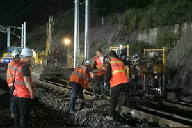 国内首次！贵南高铁引入贵阳枢纽上郭关道岔插铺工程完工图片