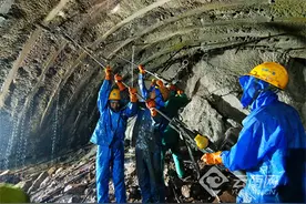 滇中引水工程大理段建设取得重大突破 板凳山进口、板凳山1号支洞隧洞提前392天顺利贯通图片