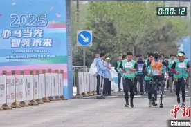 直击全球首场人形机器人半程马拉松图片