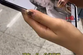 女生误将自拍照发工作群 2分钟撤50张手都抽筋了图片