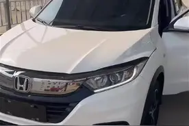 被当“反面教材”的孩子送父亲一辆车，成长的道路离不开理解与尊重图片