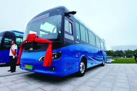 “公交+”，打通城市绿色血脉 烟台上新两款高品质电动公交车图片