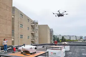 【新时代 新征程 新伟业·因地制宜发展新质生产力】全省首条前置共享仓到汽修店全时段城市低空物流配送航线在昆上线——汽车零配件“飞的”送达维修店图片