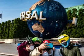 日本环球影城过山车突发故障，乘客倒挂40米高空图片