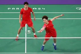 两届奥运会冠军高崚向国羽男双组合梁伟铿/王昶传授经验图片