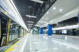 轨交3号线哪辆去机场南站？注意抬头看电子屏提示图片