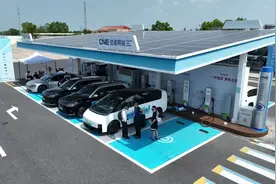 “1秒1公里！” 汉十高速上演极速充电 湖北高速首条综合能源示范线建成图片