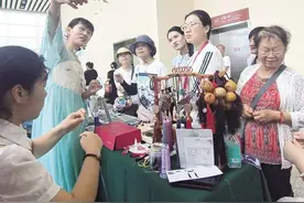 兰州城市学院非遗团队展示缠花之美图片