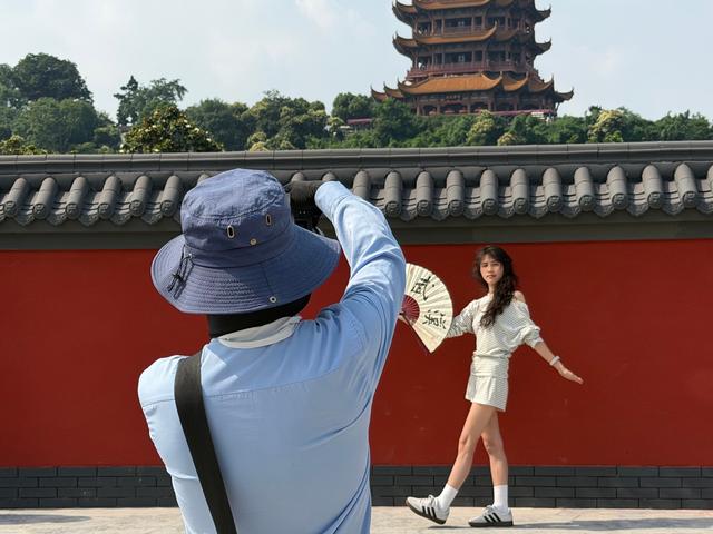 黄鹤楼新红墙正式对外开放，新增镂空花窗机位，“六一”退休老人团齐戴红领巾回味童年