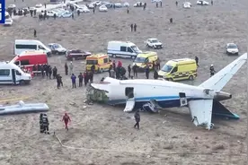 哈萨克斯坦坠机的原因尚不能确定，客机的黑匣子已找到，相关航班暂停执飞图片