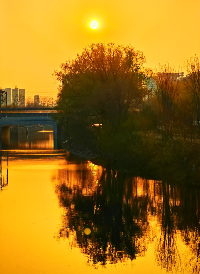 三月的最后一天，绮丽日落温柔收尾