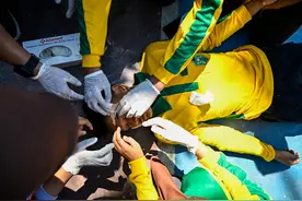 （外代一线）印度尼西亚：学校里的地震演习图片