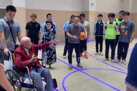 揭开这座室内球场与中国篮球的渊源，百岁篮球名宿吴成章回访母校同创中学图片