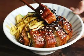 整条蒲烧烤鳗鱼，足足1斤重！肉嫩肥美、酱汁浓郁图片