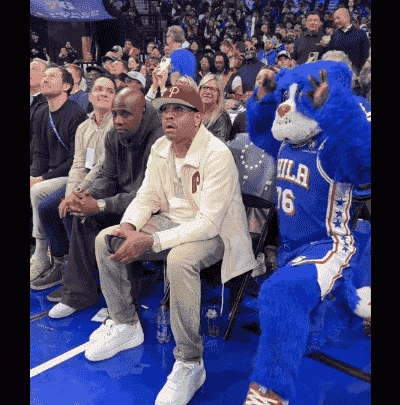 🗣️76人名宿艾弗森现场观战 全场爆发热烈欢呼&AI举手致意！图片