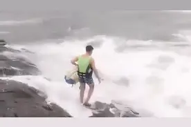 暖心！奶茶店老板巨浪中救出落水老人视频封面