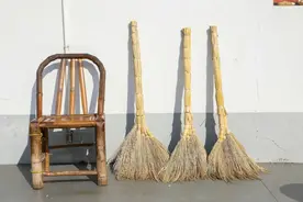 再也不为扫地而发愁！你家老人还会这项手艺吗？图片