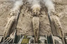 河南济源：小浪底水库持续泄洪图片