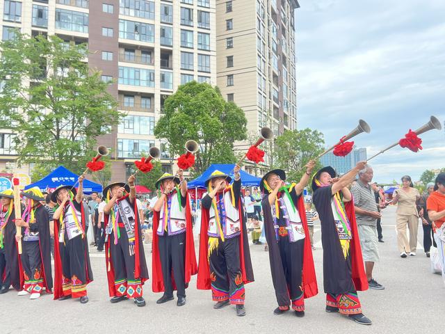 万人同跳弦子舞，长街共饮团结酒！砚山火把文化活动燃情绽放