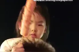 男子把走丢小女孩扛在肩头成功找到家人图片