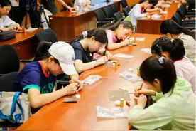 大众篆刻体验活动走进北京市少年宫，青少年亲手雕刻首都文化遗产图片