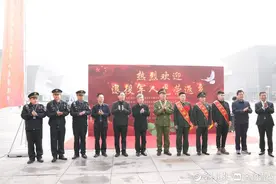 欢迎回家！济南暖心组织专车护送退役士兵返乡图片
