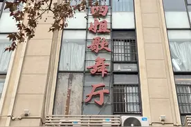 探访武汉“老年歌舞厅”：票价10元茶水免费，有老夫妻每周来6次，跳完正好买菜做晚饭图片