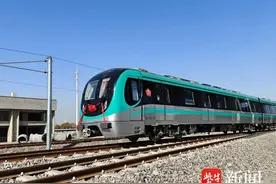 南京地铁6号线栖霞山车辆段首列电客车和工程车交付图片