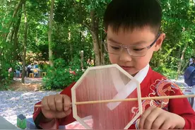 学历史、制作蚕丝扇，小学生探索唐代服饰文化图片