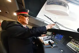 “从时速50公里的蒸汽机车，到时速350公里的复兴号，我全都开过！”图片