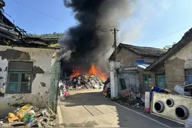 滚滚浓烟直冲天际！废品站起火，火势迅速蔓延图片