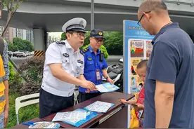 《成都市非机动车管理条例》今天正式实施 成都交警在多地举办普法宣传活动图片