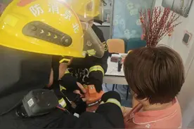 女子春节前夕大扫除被“擦窗神器”夹手，大兴消防紧急救援图片