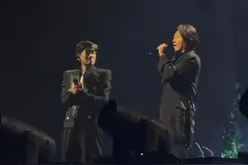 古惑仔兄弟再同框！陈小春演唱会现场被郑伊健感动落泪，二人合唱《一起冲一起闯》再现青春回忆图片