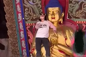 山西应县一景区女游客攀爬佛像高喊“老子是活菩萨”，当地通报：已被警方带走图片