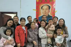 16岁被拐，聋哑女寻亲26年终圆梦：靠在母亲肩头开心得像个孩子图片