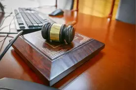 女子连人带电瓶车被钢板翘飞昏倒路边，起诉施工单位获赔图片