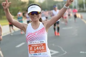 “歌尔跑团”团长姚欢欢：马拉松中的乐趣，get了“我们的宗旨是一起快乐奔跑，一起相遇美好！歌尔跑团 一起奔跑！”图片