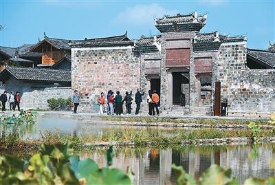 流量来了怎么接？意外走红后，湘西小城这样迎客