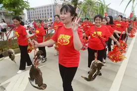 外嫁女土地权益：依法确认与群众认可间的冲突 | 法眼图片