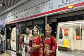 坐标1号线紫荆山站，河南援疆郑州地铁“新星号”专列发车啦图片