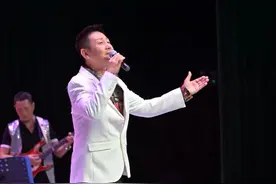 收到这张演出票，妈妈笑了！图片